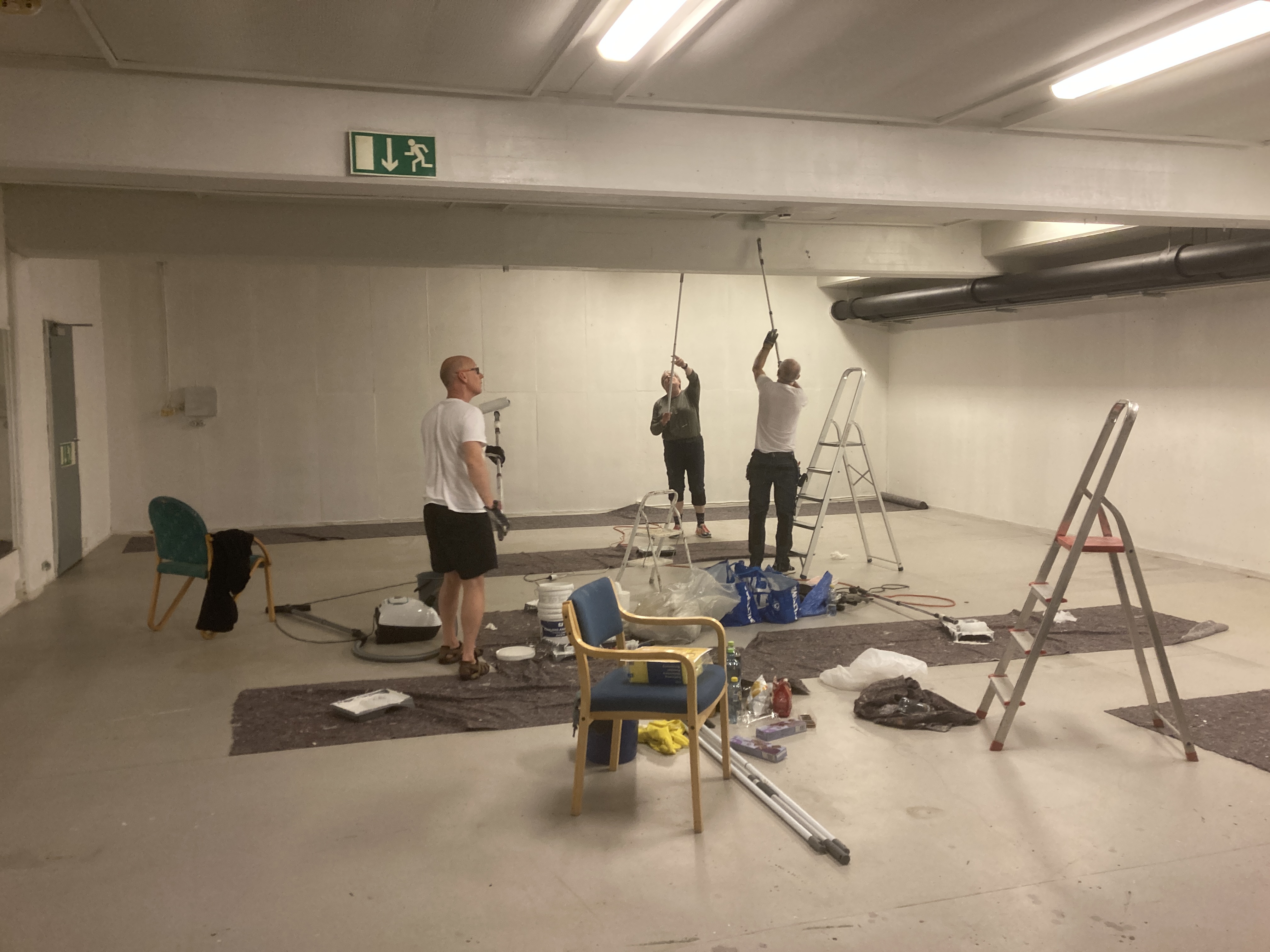 Medlemer av Skøyen Aikido står i treningslokalene