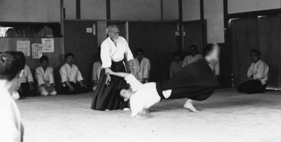 Osensei Morihei Ueshiba kaster en uke